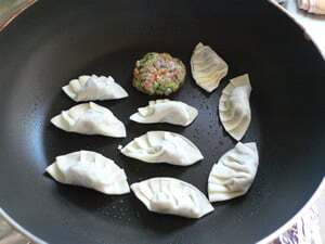 餃子とフライパン