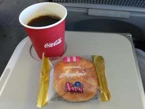 機内ドリンクとお菓子のサービス