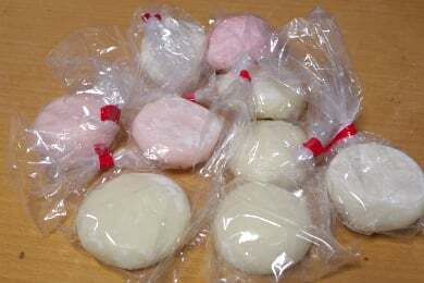 梅谷片山トンネルの開通イベントの餅まき