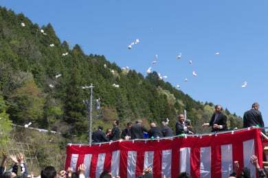 梅谷片山トンネルの開通イベントの餅まき