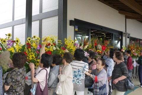 開店祝いのお花の持ち帰りの写真