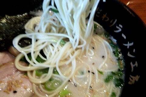 こだわりラーメン工房の麺の写真