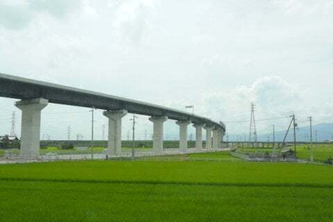 東海環状自動車道と東海道新幹線の写真