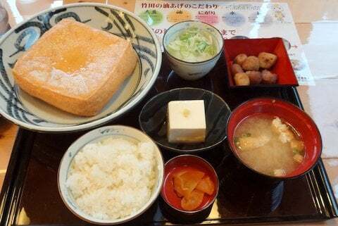 巨大な油揚げのお店 谷口屋 の竹田の油あげ定食を食べてみました コラム更新日記