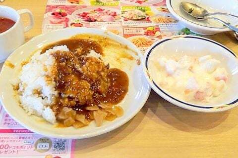カレーとデザートの写真
