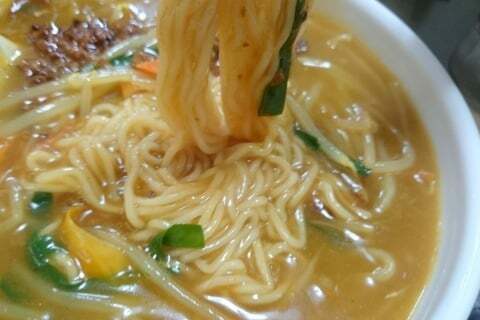 カレーベトコンラーメンの麺の写真