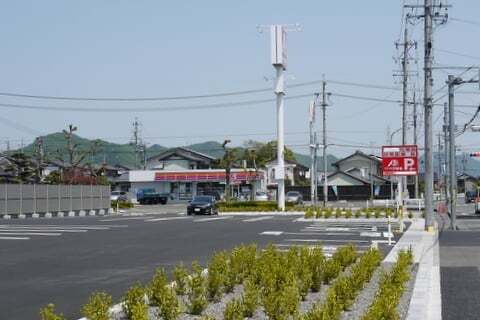 クスリのアオキ西郷店の看板と駐車場の写真