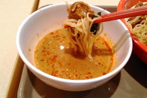 スガキヤプレミアム肉盛ざるラーメンの写真