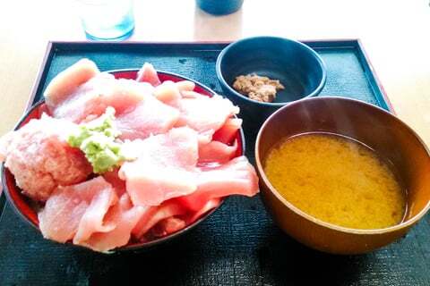 まぐろ豪快丼定食の写真