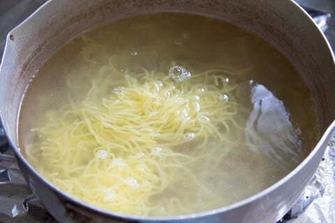 冷凍麺をゆでますの写真