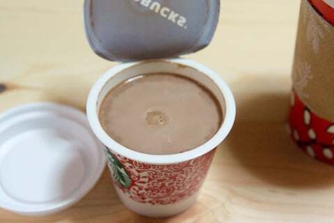 チョコレートプリンの開封の写真