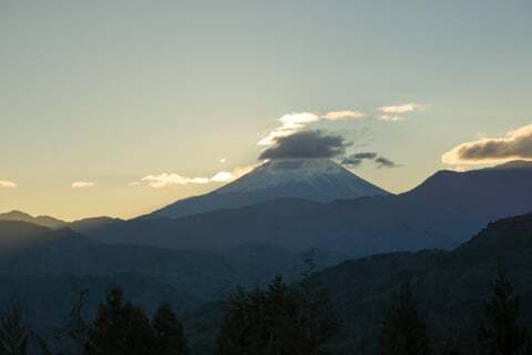 雲がかかる富士山の写真