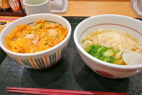 なか卯の親子丼とうどんの写真
