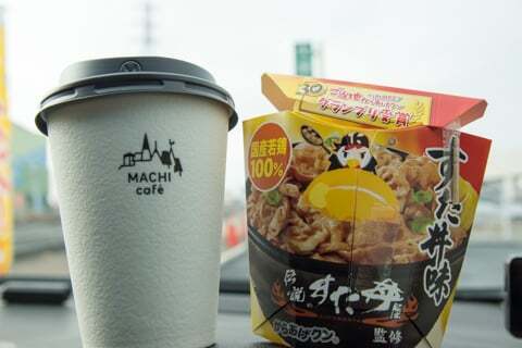 ローソンのcoffeeとからあげクンの写真