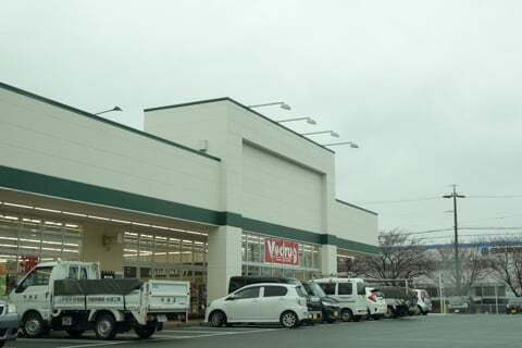 Vドラッグ豊川店の入り口の写真