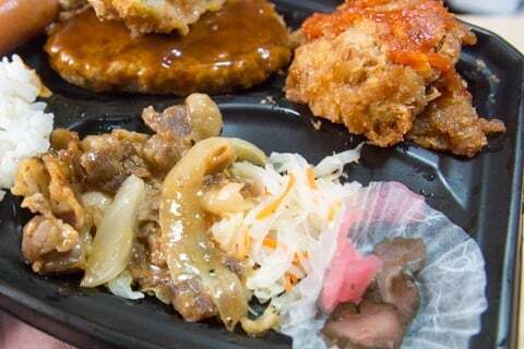 お肉ドーン!っと弁当の箸休めの写真