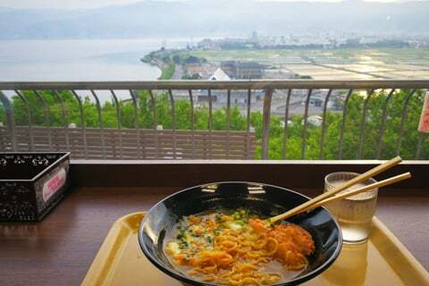 諏訪湖サービスエリア(上)とカツカレーラーメンの写真