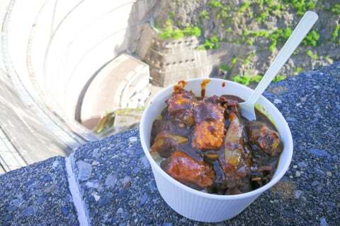 煮込みチキンカレーの写真