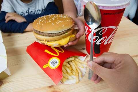 ココイチのスプーンとギガビッグマックの写真
