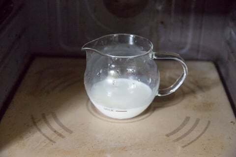 容器に牛乳を入れて温めます。の写真
