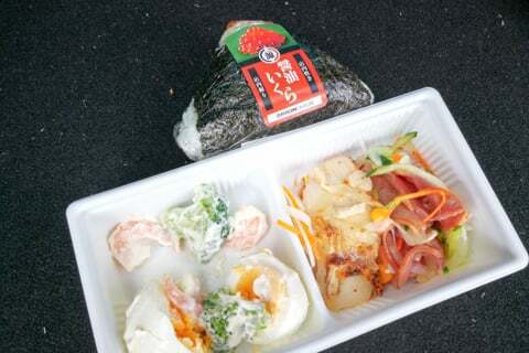 サラダバーとおにぎりの写真