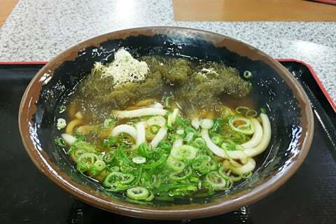 とろろ昆布うどんの写真