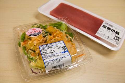 食料品売り場にテナントさんの写真