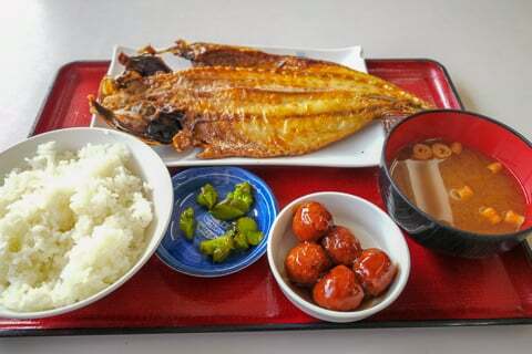 四日市ひもの食堂の定食の写真
