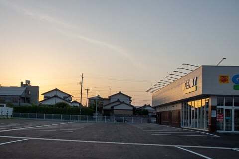 ゲンキー荒尾玉池店の駐車場の写真