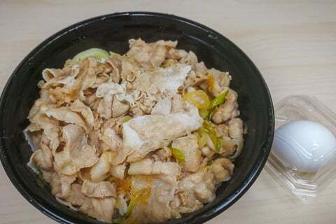 持ち帰り用のすた丼の写真