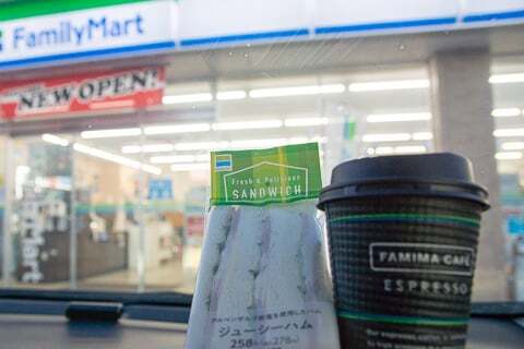 サンドイッチとコーヒーの写真