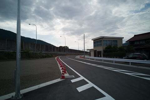 スマートICの連絡道路の写真