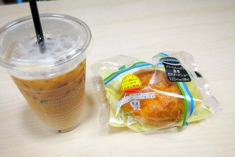 アイスカフェラテとシュークリームの写真