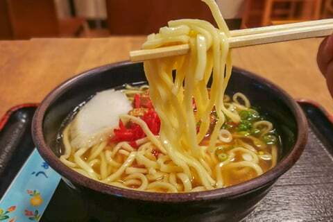 沖縄そばの麺の写真