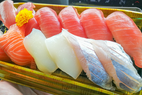 お魚屋さんのお寿司の写真