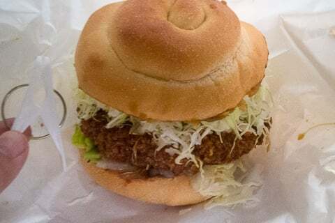 JJメンチカツバーガー 福井ソースカツ丼味と洗濯バサミの写真