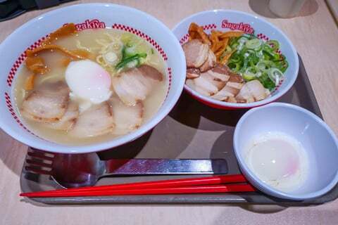 特製ラーメン+でら盛りトッピングの写真