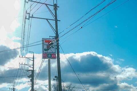 セブンイレブン関高校前店の看板の写真
