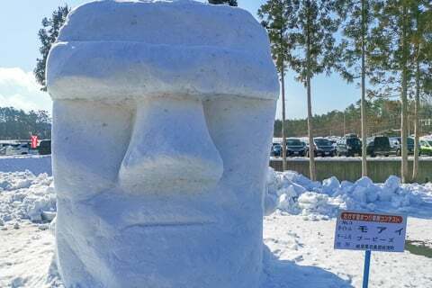 モアイの雪像の写真