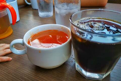 ランチセットのドリンクとスープの写真