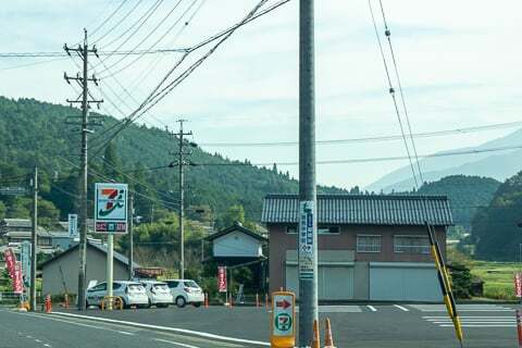 セブン-イレブン恵那岩村町店の駐車場の写真