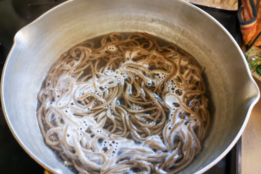 そばを茹でますの写真