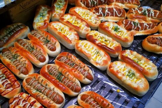 焼き立てパンコーナーの写真