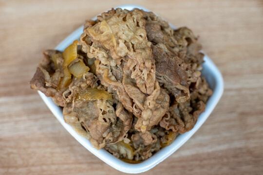 肉だくだくだくだくだくだくだくだく牛丼の上からの写真