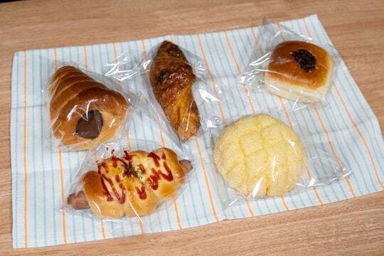 クスリのアオキ北方中央店の焼き立てパンの写真