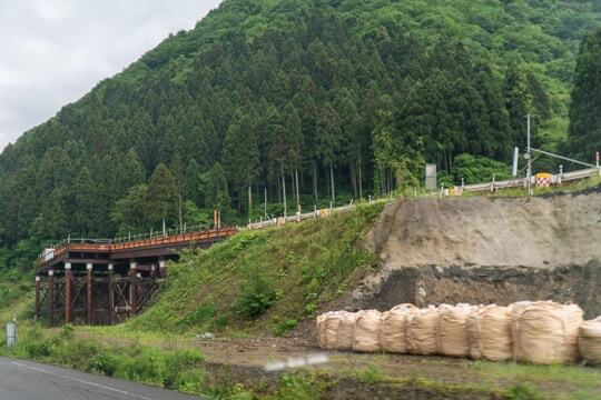 山間部に向けて道路の写真