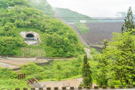 九頭竜川ダムと川合トンネルの写真