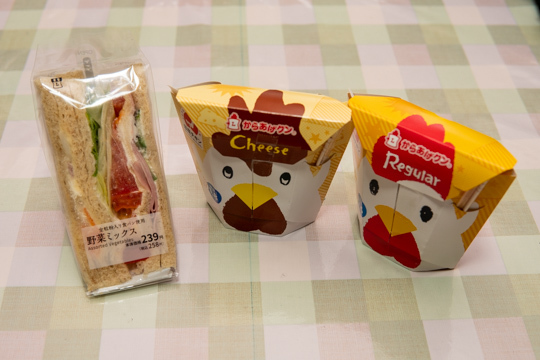 から揚げくんとサンドイッチの写真