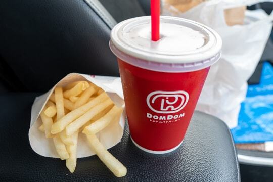 セットのポテトとドリンクの写真