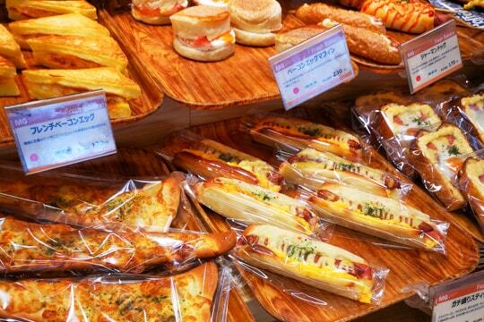 焼き立てパンも満載の写真